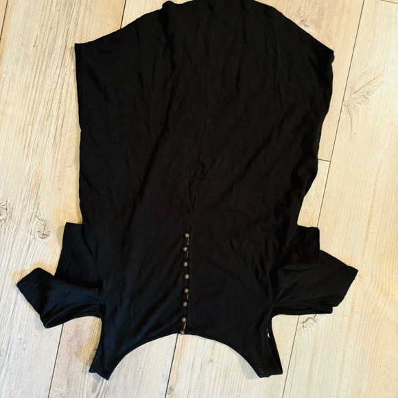 Small Lucky Brand Peek a Boo Shoulder Black and Lace Top - Picture 4 of 4